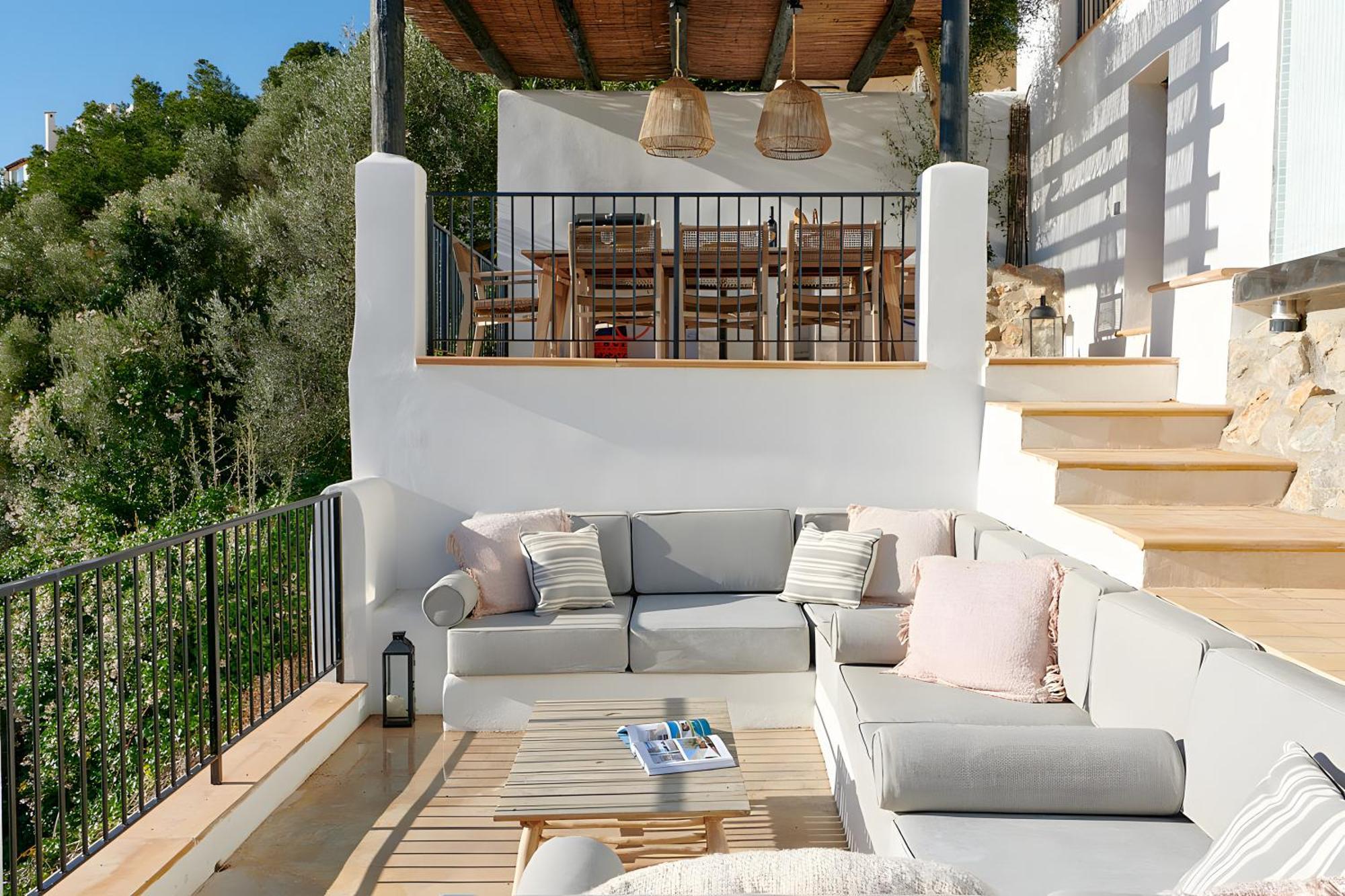 Mallorquin Oasis, In Port Villa